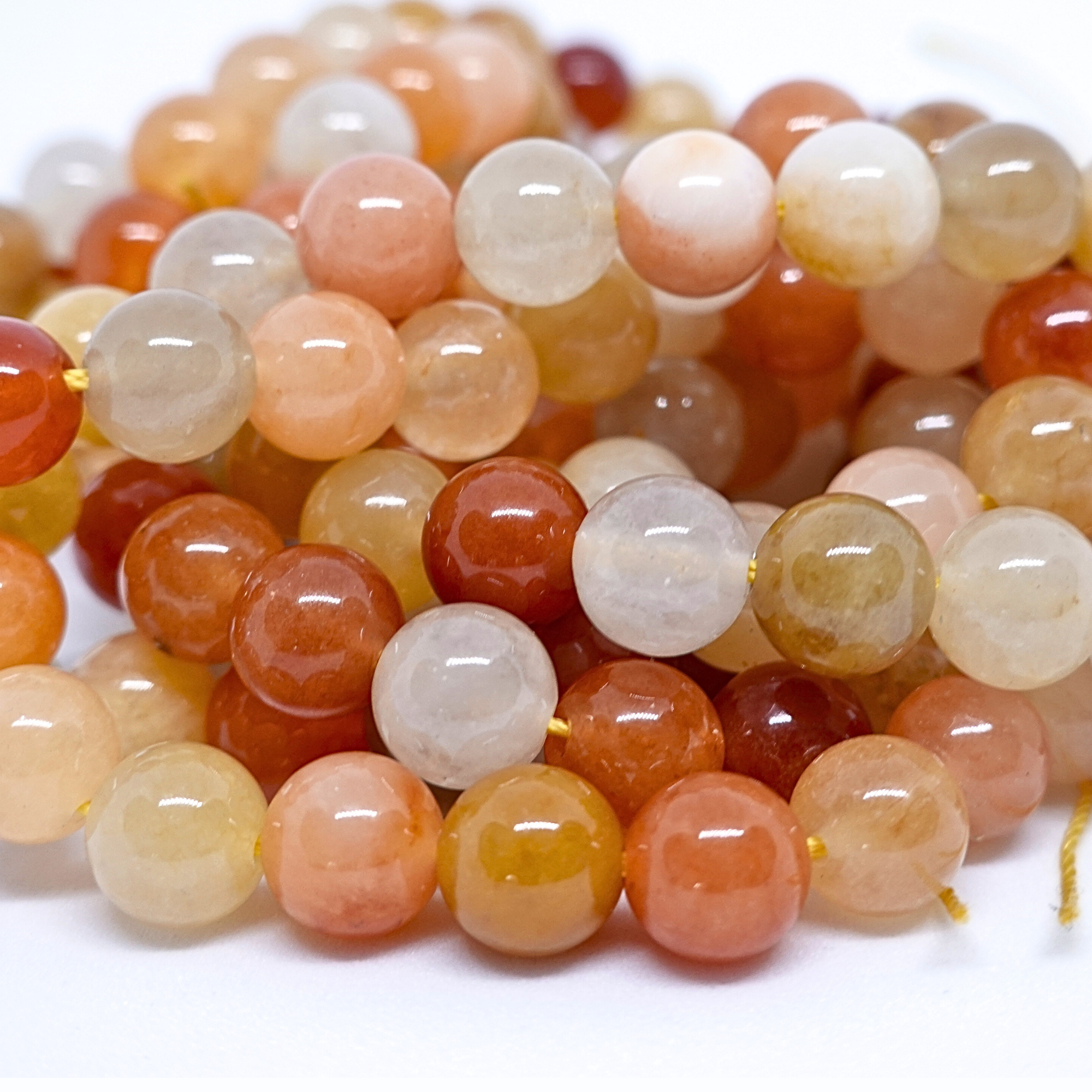 Jade Doré - Golden Silk - Rang de perles rondes sur fil en 6 ou 8 mm - Grade A Lovaneo grossiste perle semi precieuse