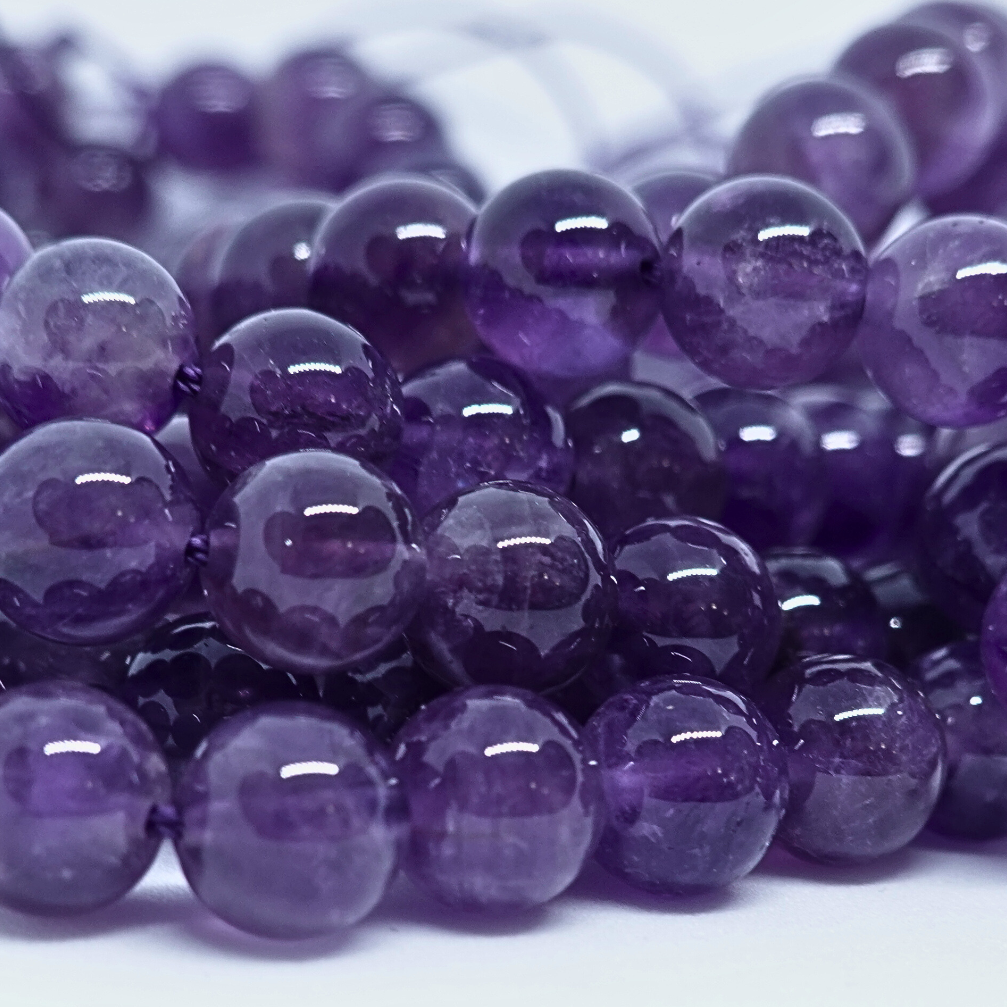 Améthyste Dark - Rang de perles rondes sur fil en 6 ou 8 mm - Grade A Lovaneo grossiste perle semi precieuse