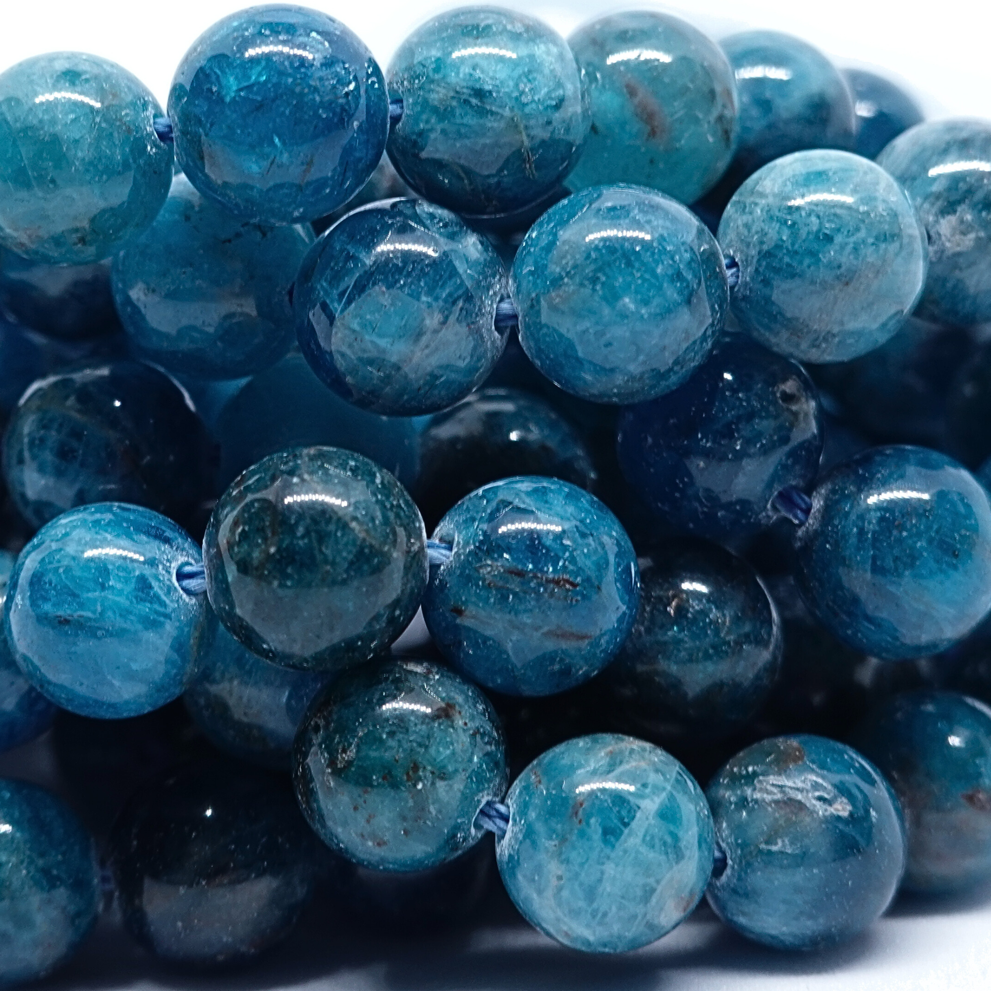 Apatite bleue - Rang de perles rondes sur fil en 6 ou 8 mm - Grade AA - Madagascar Lovaneo grossiste perle semi precieuse