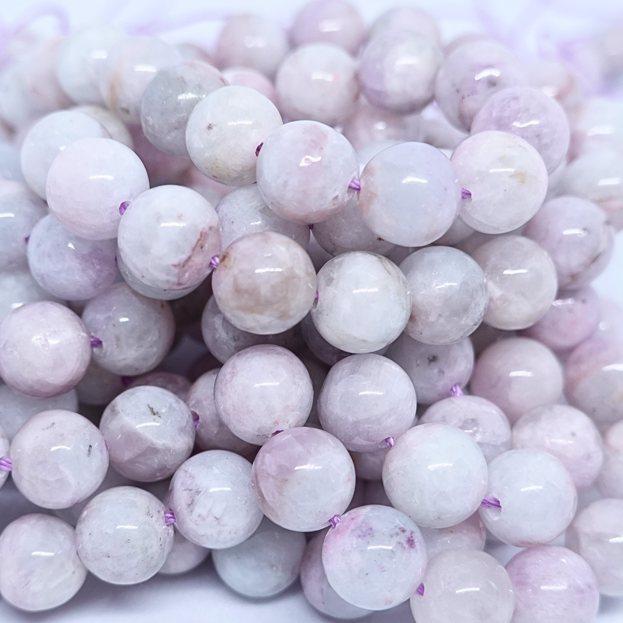 Kunzite - Rang de perles rondes sur fil en 6 ou 8 mm - Grade Regular - Brésil Lovaneo grossiste perle semi precieuse