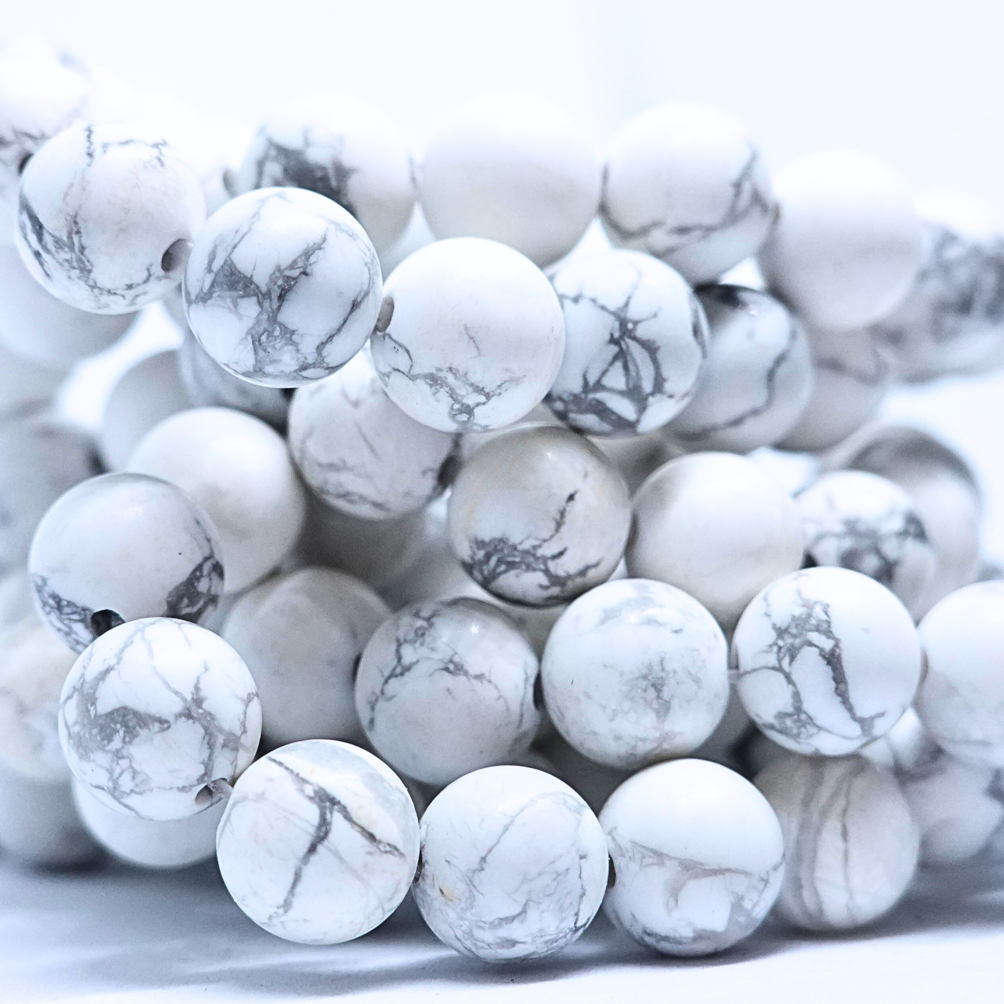 Howlite blanche givrée - Rang de perles rondes sur fil en 6 ou 8 mm - Grade Regular