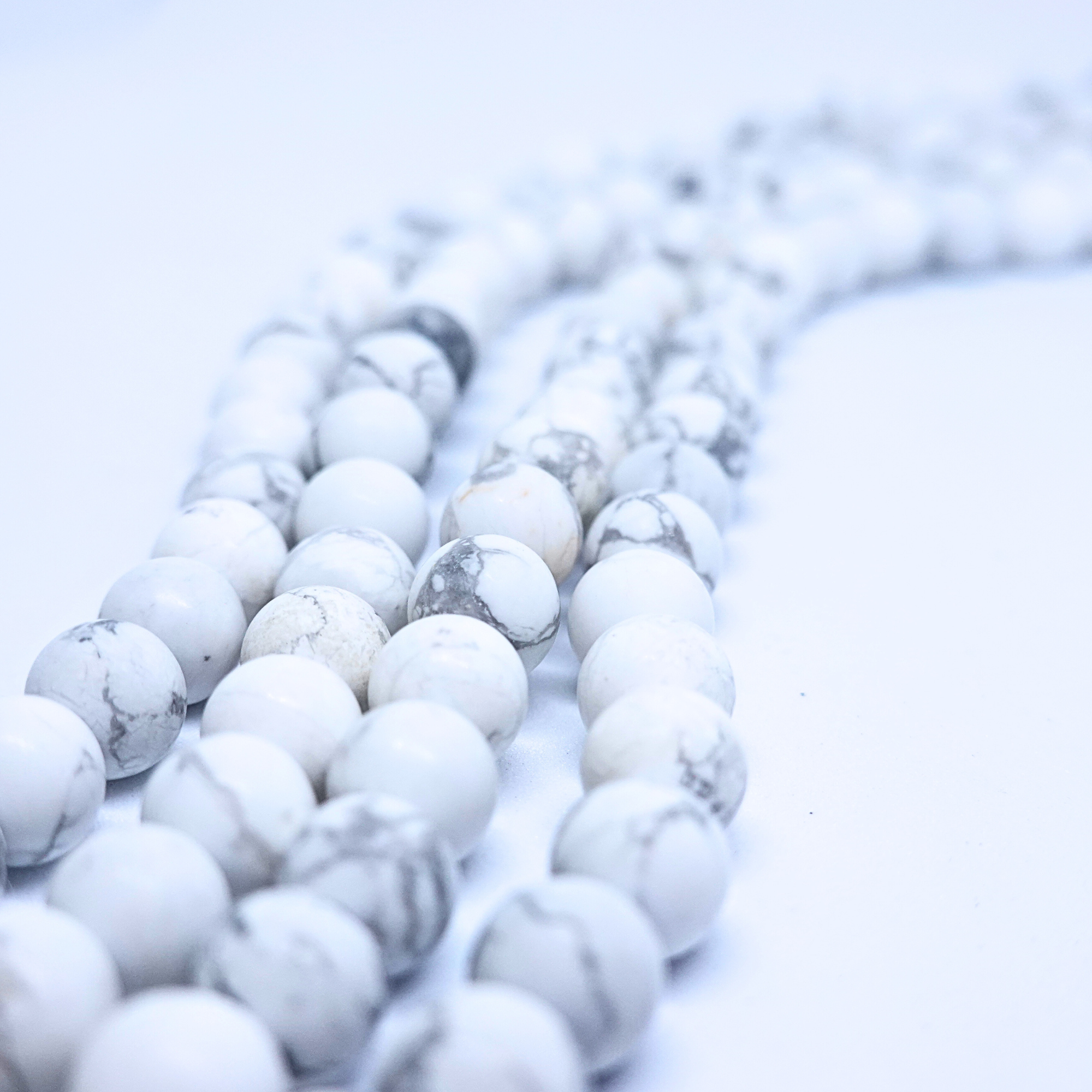 Howlite blanche givrée - Rang de perles rondes sur fil en 6 ou 8 mm - Grade Regular