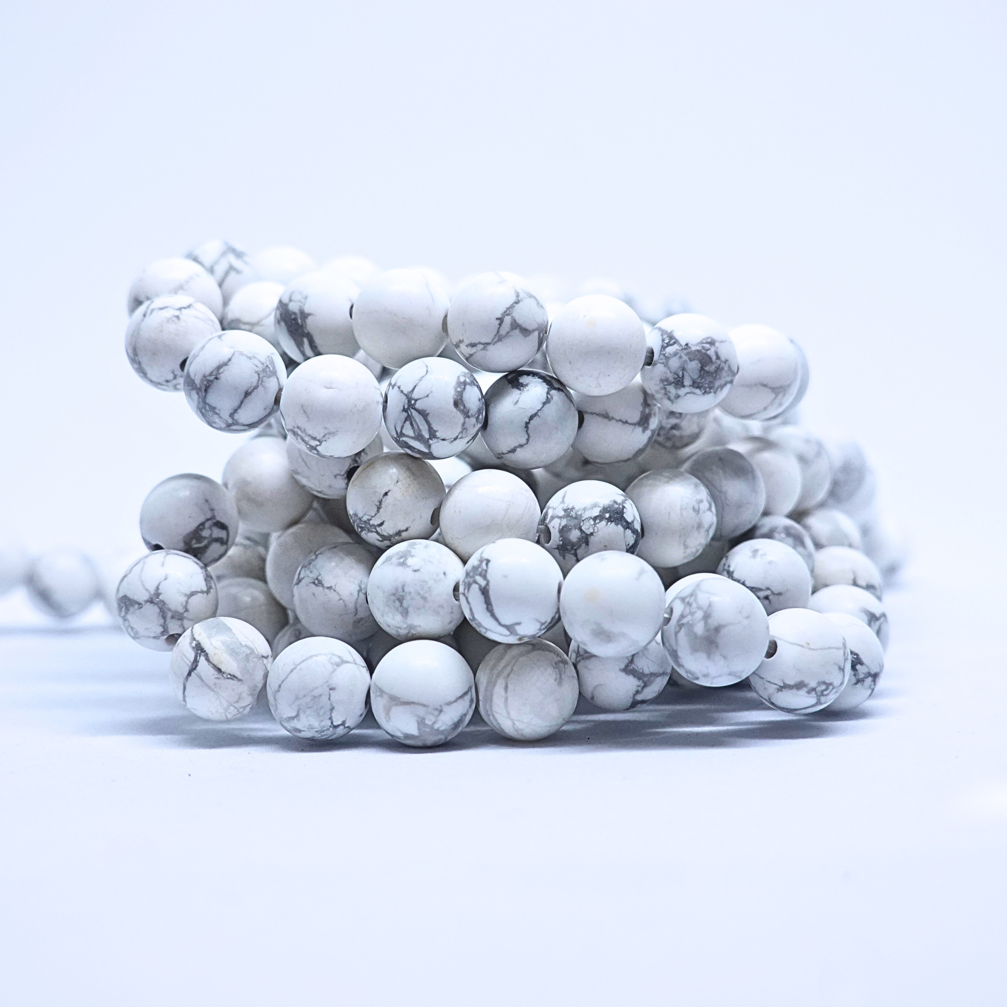 Howlite blanche givrée - Rang de perles rondes sur fil en 6 ou 8 mm - Grade Regular