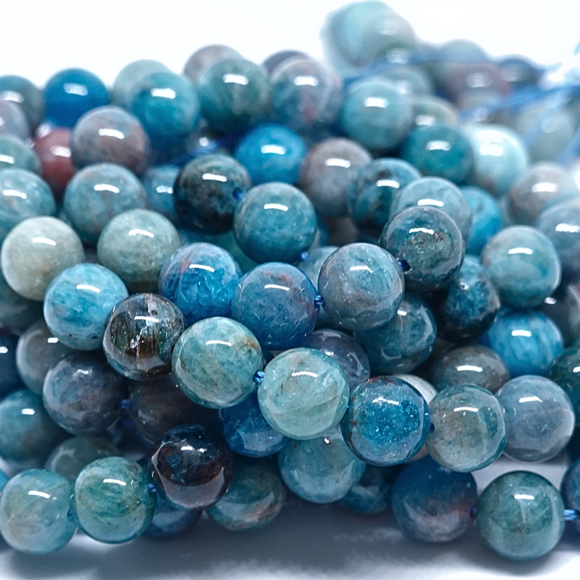 Apatite Bleue - Rang de perles rondes sur fil en 6 ou 8 mm - Grade Regular