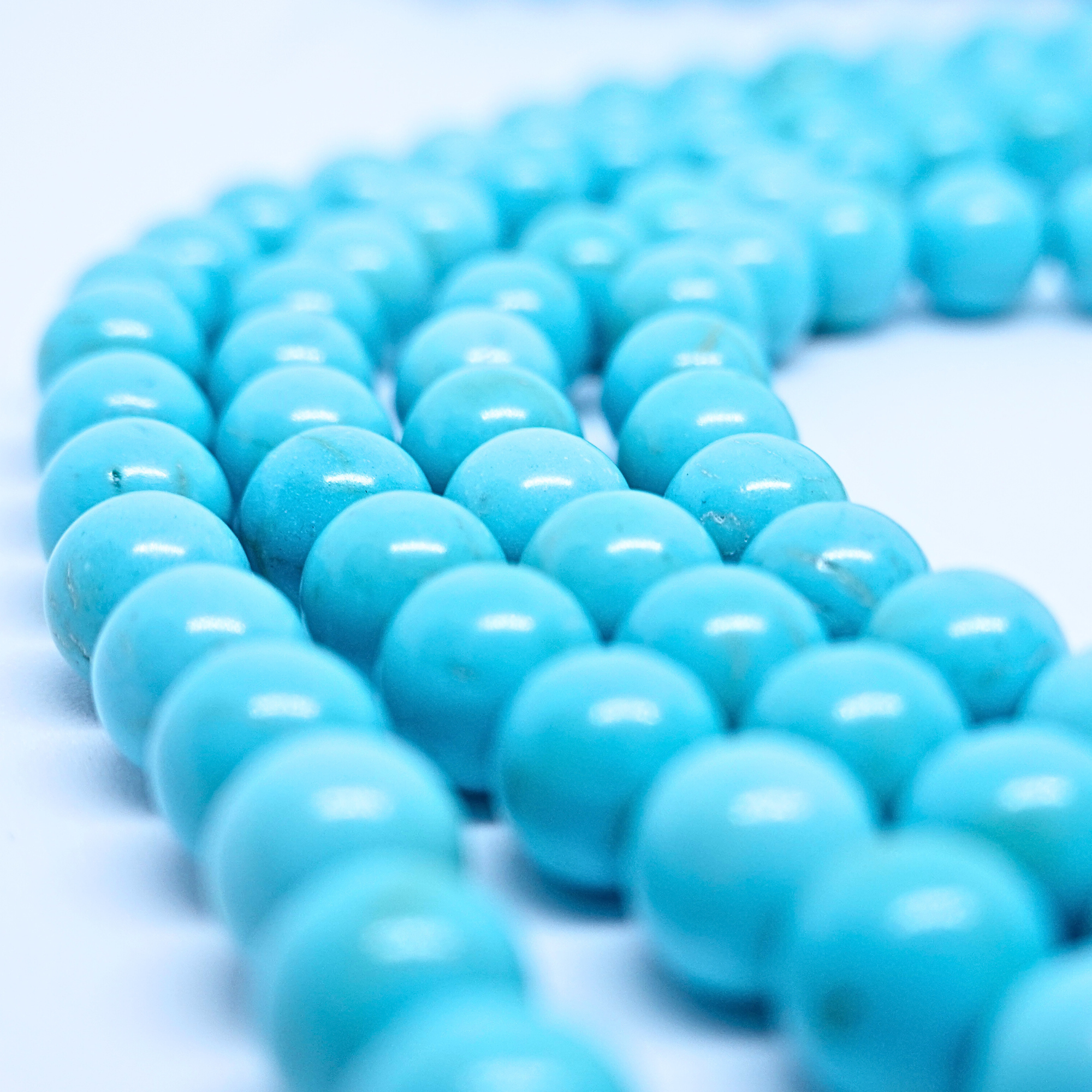 Howlite Bleue - Rang de perles rondes sur fil en 6 ou 8 mm - Grade A Lovaneo grossiste perle semi precieuse