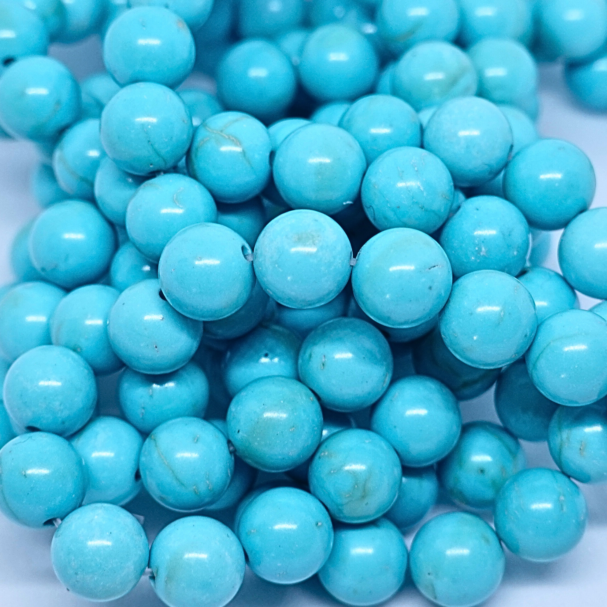 Howlite Bleue - Rang de perles rondes sur fil en 6 ou 8 mm - Grade A Lovaneo grossiste perle semi precieuse