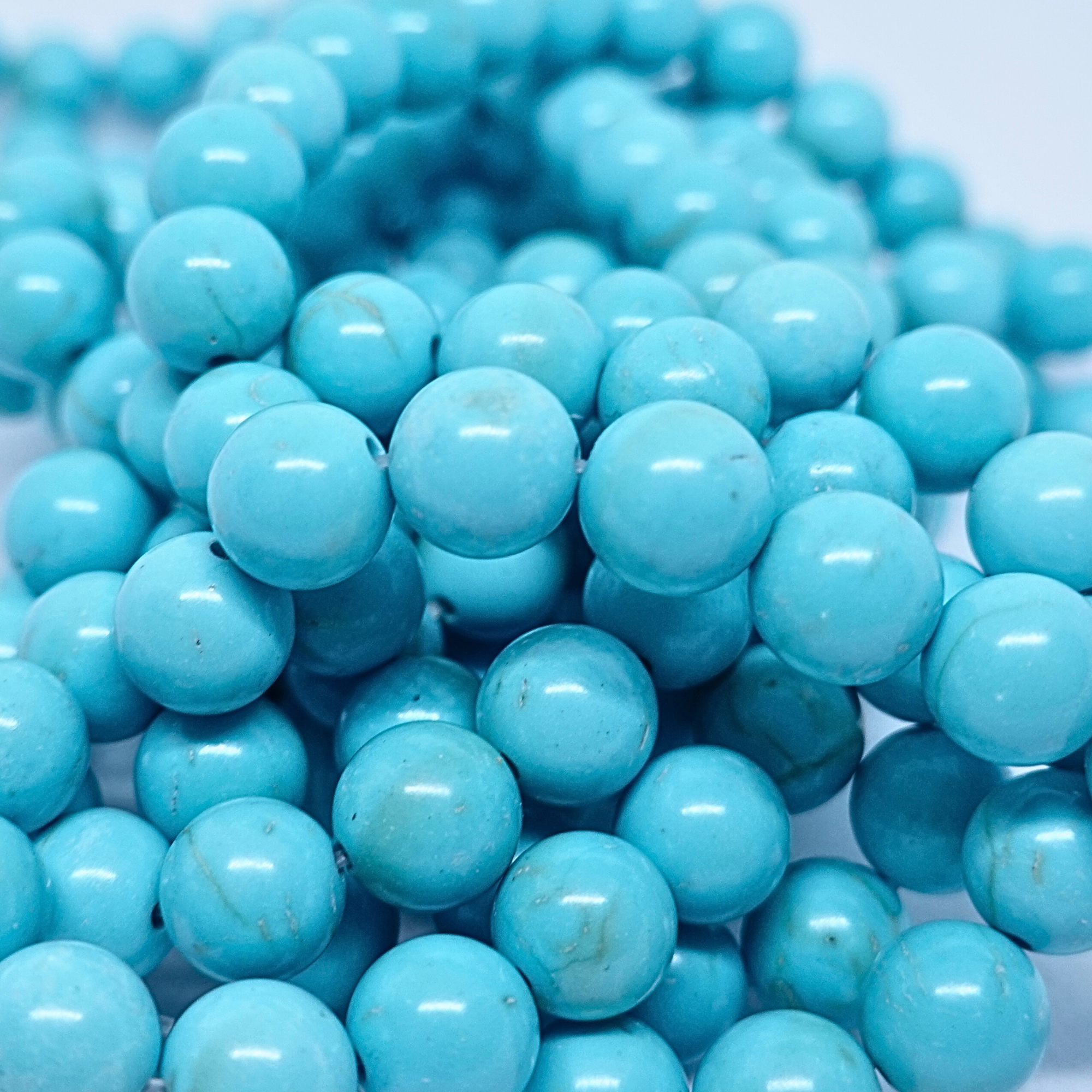 Howlite Bleue - Rang de perles rondes sur fil en 6 ou 8 mm - Grade A Lovaneo grossiste perle semi precieuse