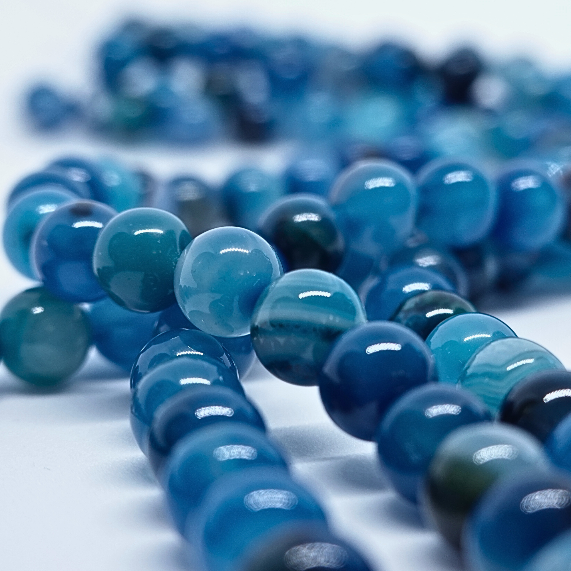 Agate Bleue - Rang de perles rondes sur fil en 6 ou 8 mm - Grade Regular Lovaneo grossiste perle semi precieuse