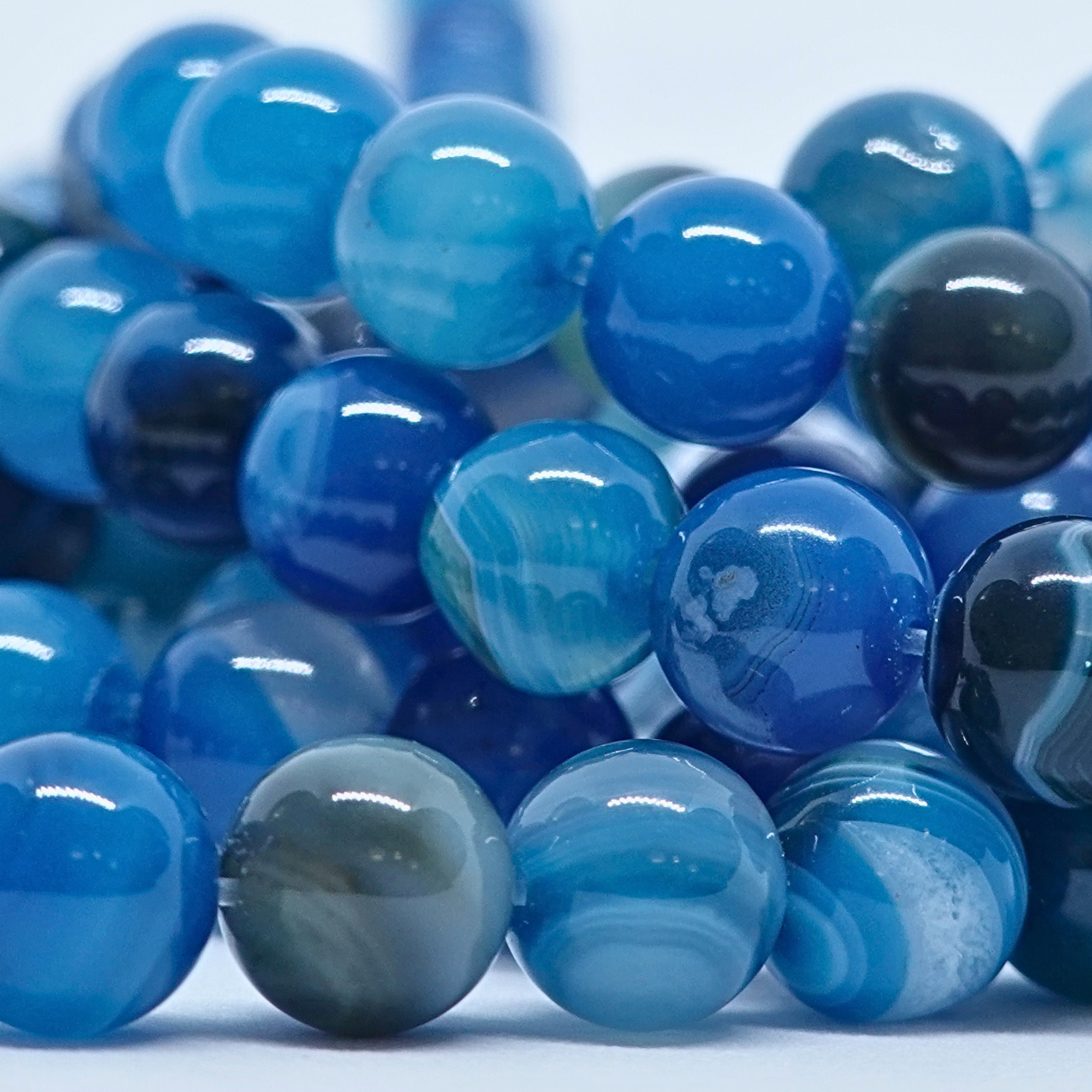 Agate Bleue - Rang de perles rondes sur fil en 6 ou 8 mm - Grade Regular Lovaneo grossiste perle semi precieuse